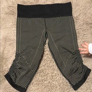 Lululemon Athletica Black and Gray Patterned Leggings-LIKE NEW